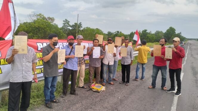
					7 TAHUN SILAM HINGGA SAAT INI,BELUM MENERIMA ADA GANTI RUGI DARI PIHAK TOL,LAHAN SELUAS 35HKTAR