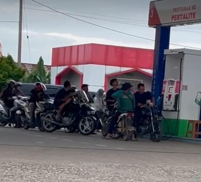 
					SPBU Pertamina 24.374.65 Harus Disangsi Tegas, Biarkan Pelansir BBM Subsidi Mengambil BBM Seenaknya, Tanpa Pantauan Dan Larangan Dari Pihak SPBU