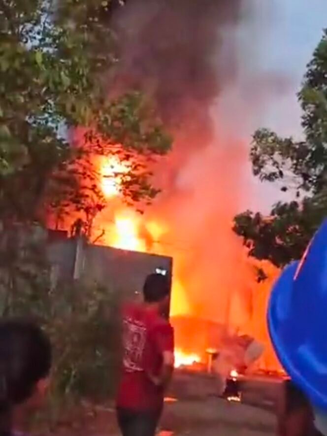 
					Gudang Penimbunan BBM Ilegal Milik Timor Terbakar, Hingga Kini Tidak Ada Tersangka Dan Tidak Dipasang Police Line Di TKP, Ada apa?
