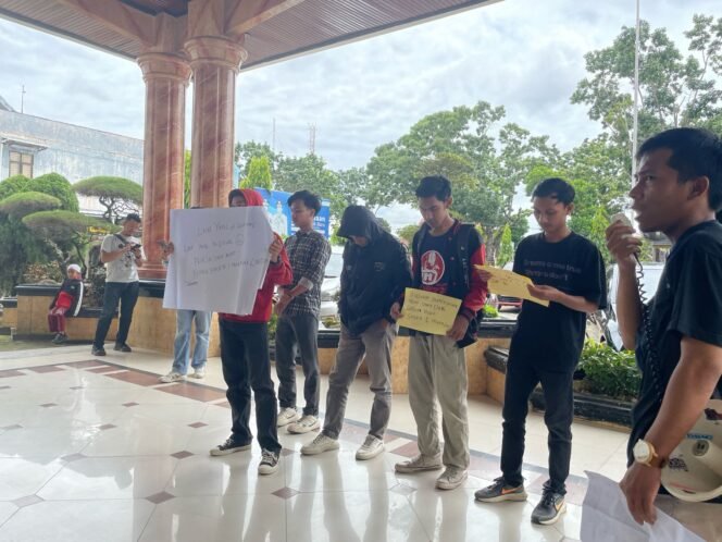 
					Aksi Massa di Depan Kejaksaan Tinggi dan Dinas Pendidikan Provinsi Jambi, Tuntut Audit Proyek SMKN 1 Merangin