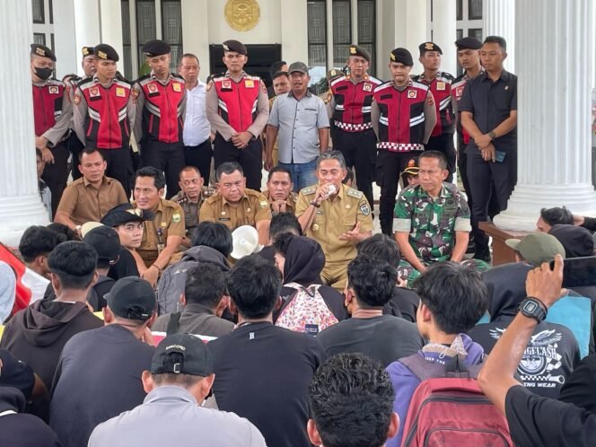 
					Aksi Damai Masyarakat Empat Desa di Muaro Jambi dan Hasil Pertemuan Bersama Pemerintah Daerah