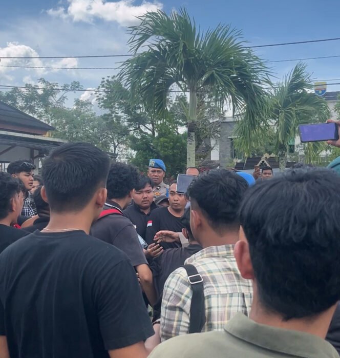 
					Ketum HMI Komsat Hukum Kecam Keras Arogansi Ketua DPRD Provinsi Jambi dan Oknum Provokator Memakai Baju HMI