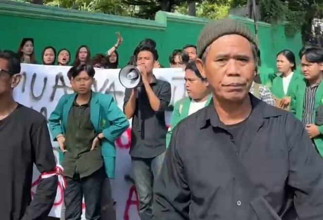 
					Saat Mahasiswa Unjuk Rasa, Preman Serbu Malahayati, Titik Kumpul di Terminal Rajabasa Dikawal Ketat POMAL