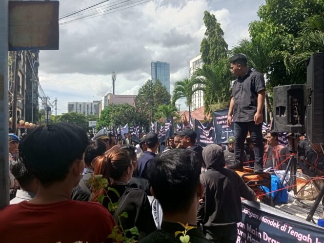
					Ratusan Massa Demo di Mapolresta Bandar Lampung, Tuntut Penetapan Tersangka Konflik Malahayati