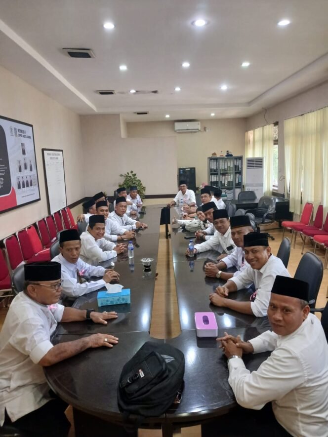
					Diskusi Santai! Riki Andri, SE Ketua FKRT dan Para Ketua RT Kel Thehok Bersama Ustadz Zayadi Komisi I DPRD Kota Jambi
