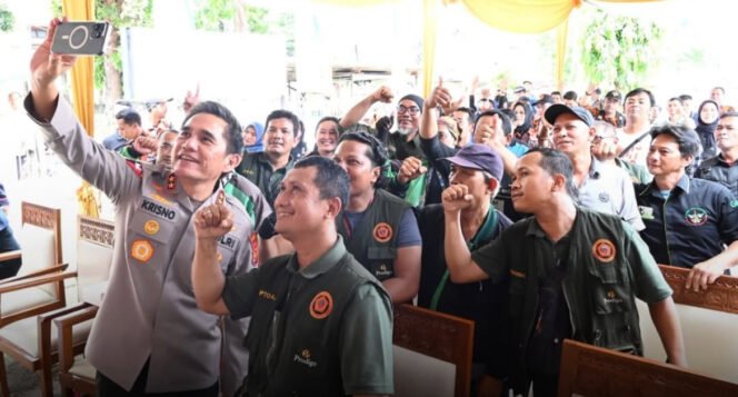 
					Kehangatan Kapolda Jambi Irjen Pol Krisno H.Siregar, S.I.K., M.H. Bersama Buruh saat Peringatan May Day 2025