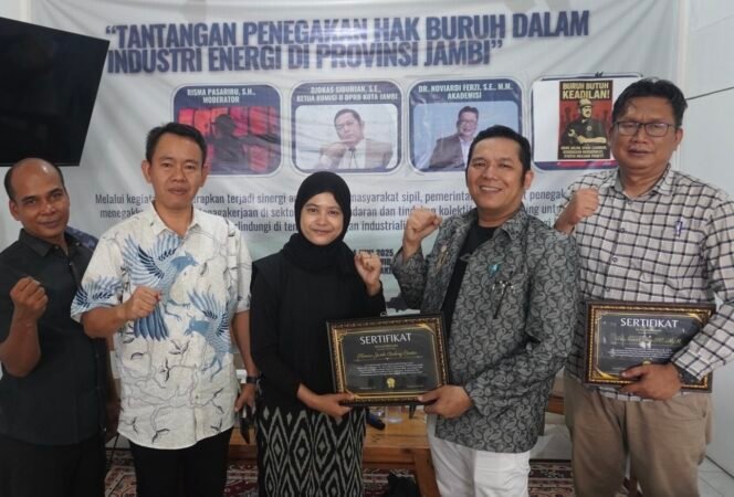
					Hak Buruh dalam Sektor Energi Jadi Sorotan Diskusi di Kenara Baking Center, Dihadiri: Disnaker Akademisi Polri Mahasiswa dan DPRD Kota Jambi