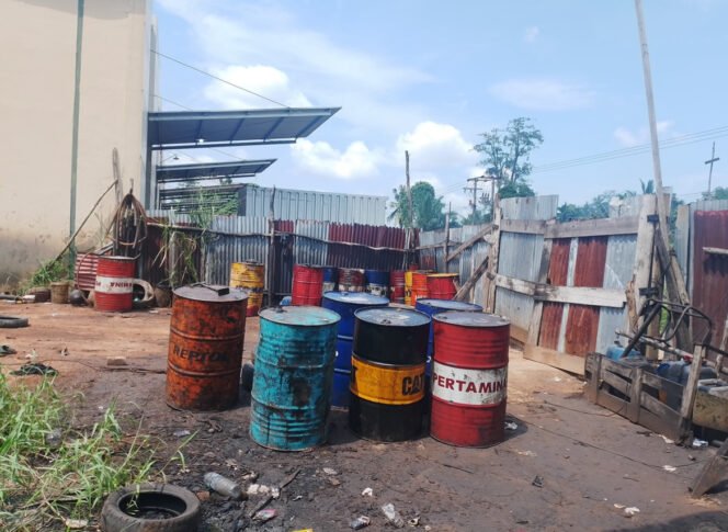 
					Limbah Oli Cemari Tanah: Gudang Diduga Tak Berizin dan Abaikan Aturan Lingkungan Hidup