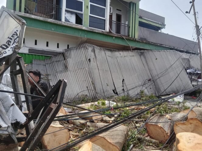 
					Wali Kota Jambi Imbau Warga Waspada Cuaca Ekstrem, Tim Gabungan Fokus Tangani Empat Titik Terdampak