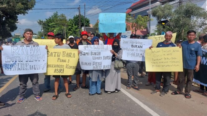 
					Menolak Proyek Pembangunan Jalan Hauling Batubara Menuju Tuks PT.SAS