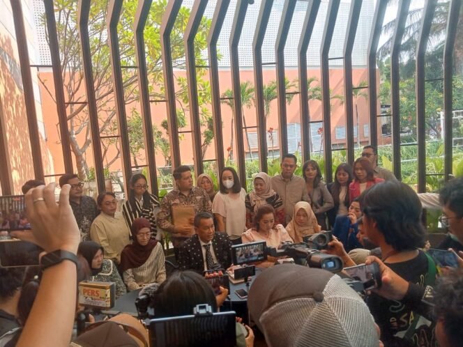 
					Keluarga 3 Polisi Korban Penembakan di Way Kanan Protes Ketidakprofesionalan Proses Persidangan