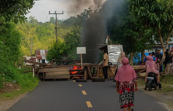 
					Jalan Nasional Kerinci–Bangko di Pulau Pandan Diblokir Massa, Lalu Lintas Lumpuh Total