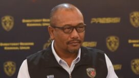 Dirreskrimum Polda Metro Jaya Kombes Pol Wira Satya Triputra (kiri) dan Kabid Humas Polda Metro Jaya Kombes Pol Ade Ary Syam Indradi (kanan) menunjukkan barang bukti saat gelar perkara pengungkapan kasus penjambretan di hari bebas kendaraan bermotor (HBKB) atau car free day (CFD) di Markas Polda Metro Jaya, Jakarta, Rabu (3/7/2024). Dalam kasus tersebut polisi berhasil menangkap kedua pelaku penjambretan yang wajahnya viral tertangkap kamera yakni berinisial HAN alias Uus (23) dan MR alias Jeding (21), serta menjerat kedua tersangka dengan Pasal 363 KUHP dengan ancaman hukuman 9 tahun penjara. ANTARA FOTO/Indrianto Eko Suwarso/foc.