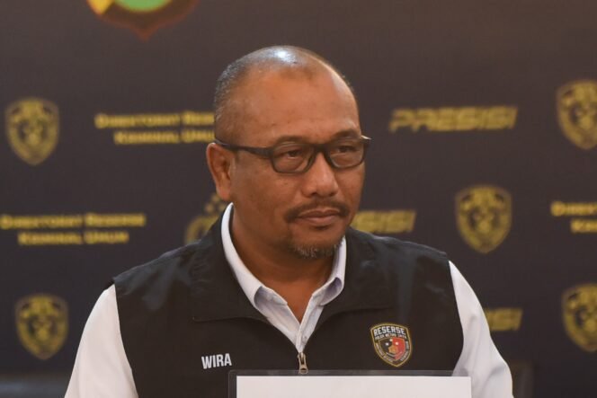 
					Dirreskrimum Polda Metro Jaya Kombes Pol Wira Satya Triputra (kiri) dan Kabid Humas Polda Metro Jaya Kombes Pol Ade Ary Syam Indradi (kanan) menunjukkan barang bukti saat gelar perkara pengungkapan kasus penjambretan di hari bebas kendaraan bermotor (HBKB) atau car free day (CFD) di Markas Polda Metro Jaya, Jakarta, Rabu (3/7/2024). Dalam kasus tersebut polisi berhasil menangkap kedua pelaku penjambretan yang wajahnya viral tertangkap kamera yakni berinisial HAN alias Uus (23) dan MR alias Jeding (21), serta menjerat kedua tersangka dengan Pasal 363 KUHP dengan ancaman hukuman 9 tahun penjara. ANTARA FOTO/Indrianto Eko Suwarso/foc.