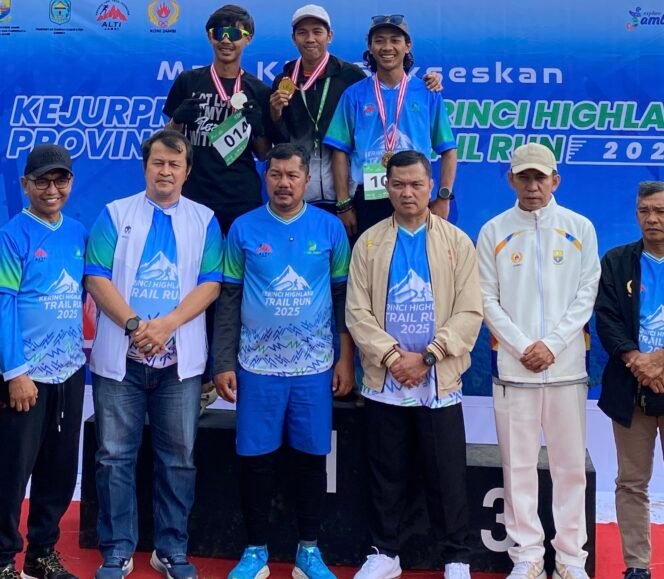 
					Dari Dana Mandiri hingga Podium Tertinggi: Azhar Antar ALTI Tanjab Barat Raih Juara 1 Putra 10 KM di Kejurprov ALTI Jambi 2025