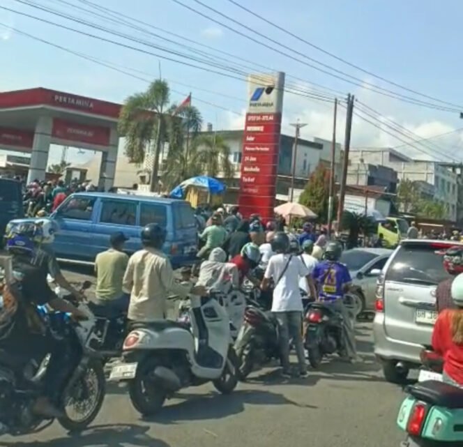 
					Warga Bungo Kesulitan Dapat BBM Bersubsidi, Harga Eceran Tembus Rp25 Ribu per Liter