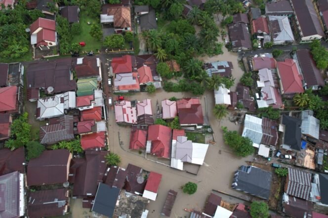 
					Hujan Satu Jam, Kota Jambi Lumpuh: WALHI Tegaskan Perbaiki tata ruang, Selamatkan Masyarakat Dari Bencana!