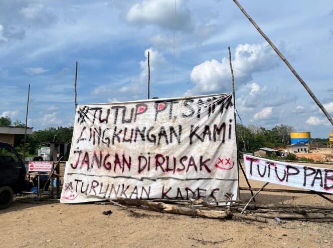 
					PT SMM Ditutup Paksa Warga: “Lingkungan Kami Jangan Dirusak, Turunkan Kades!”