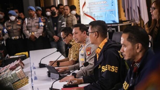 
					Polisi Periksa 15 Saksi, Termasuk Pengusaha Tan Kian dalam Penyidikan Tiga Kasus Dugaan Korupsi