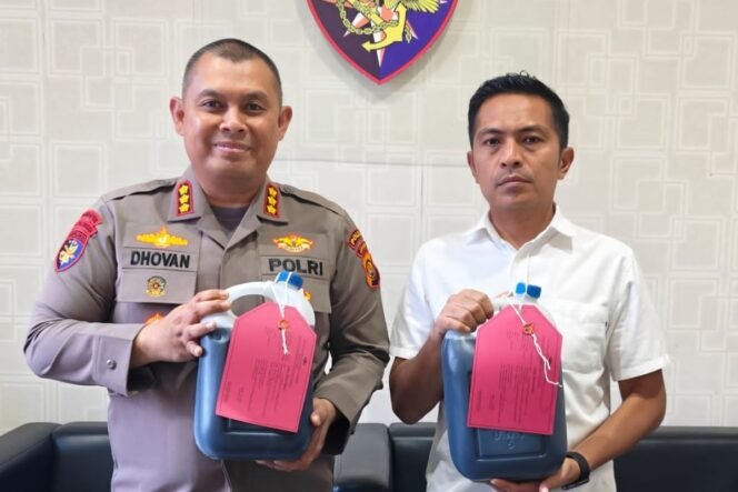 
					Ditpolairud Polda Jambi Sita 6,8 Ton BBM Tanpa Dokumen di Sungai Batanghari, Dua Orang Jadi Tersangka