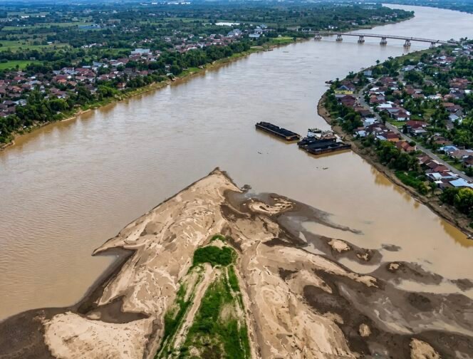 
					Krisis Ekologi Kian Nyata: Sungai Batanghari Kian Dangkal, PETI Dituding Sebagai Penyebab Sedimentasi