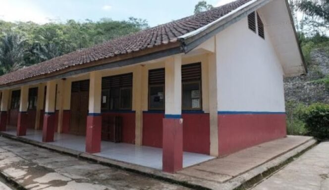 
					400 Siswa di Batanghari Terancam Kehilangan Sekolah, Surat untuk Prabowo: Jangan Biarkan Sengketa Lahan Merampas Masa Depan Anak